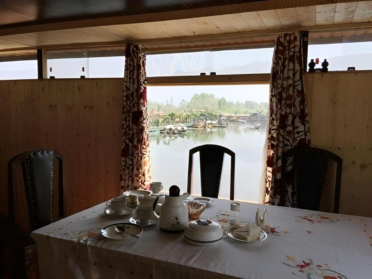 Готель Heritage Amina Group Of Houseboats Срінагар Екстер'єр фото